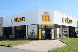 Extérieur de centre auto en franchise à l'enseigne Midas à Pierrelaye dans le Val d'Oise