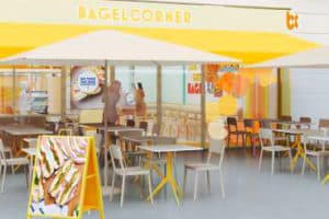 Terrasse de restaurant Bagel Corner au nouveau concept