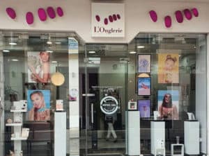 Vitrine d'un institut de soin des ongles à l'enseigne L'Onglerie