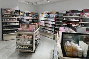 Intérieur du magasin Saga Cosmetics à Angers