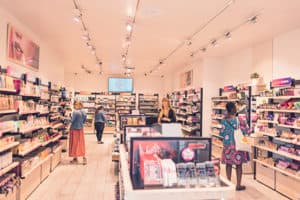 Intérieur de boutique Saga Cosmetics à Nantes