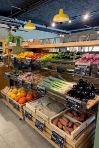 Rayon fruits et légumes d'un magasin bio à l'enseigne La Vie Claire