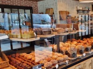 Comptoir de boulangerie à l'enseigne Feuillette