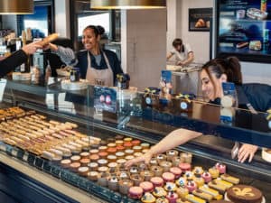 Comptoir de boulangerie-pâtisserie à l'enseigne Maison Bécam