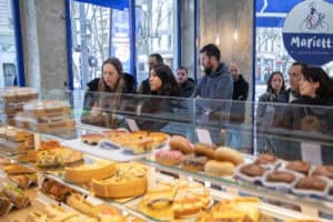 Clients d'une boulangerie à l'enseigne Mariette
