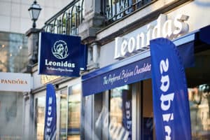 Extérieur de magasin de chocolats à l'enseigne Leonidas