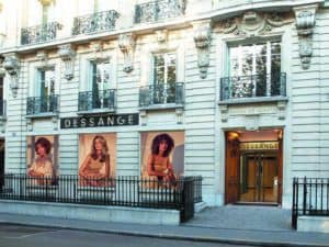 Salon de coiffure à l'enseigne Dessange à Paris