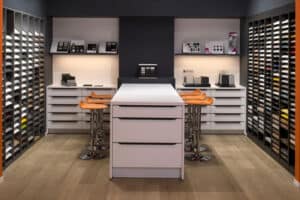 Intérieur de magasin à l'enseigne Cuisines Aviva
