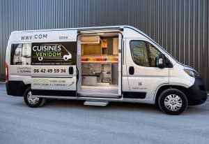Camion-magasin à l'enseigne Cuisines Venidom