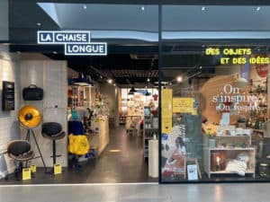 Vitrine de magasin de cadeaux lifestyle à l'enseigne La Chaise Longue