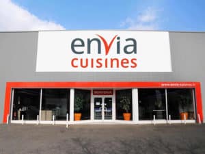 Façade de magasin de cuisines à l'enseigne Envia Cuisines