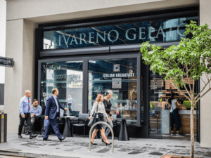 Vitrine de glacier à l'enseigne Rivareno