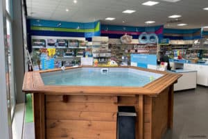 Intérieur de magasin à l'enseigne Cash Piscines