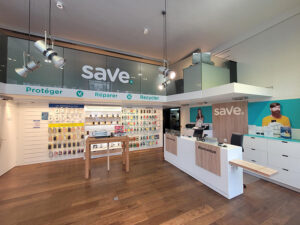 Intérieur de magasin à l'enseigne Save (réparation de smartphones)