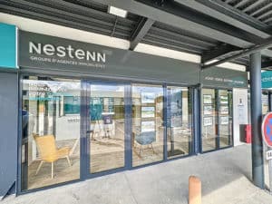 Vitrine d'agence immobilière à l'enseigne Nestenn