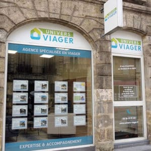 Agence immobilière à l'enseigne Univers Viager - vitrine