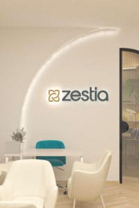 Intérieur d'agence immobilière à l'enseigne Zestia