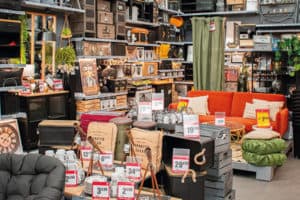 Intérieur de magasin à l'enseigne La Foir'fouille au nouveau concept