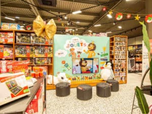 Intérieur de magasin de jouets à l'enseigne King Jouet