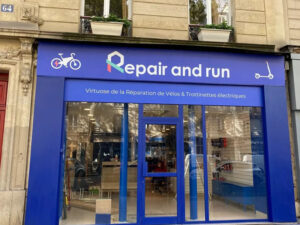 Boutique-atelier à l'enseigne Repair and run à Paris, boulevard Voltaire
