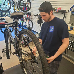 Technicien dans une boutique-atelier à l'enseigne Repair and run