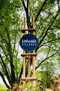 Totem de l'enseigne de campings et glampings Ushuaïa Villages