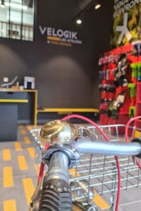 Atelier de réparation de vélos sous l'enseigne Vélogik les Ateliers