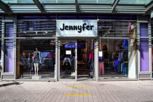 Vitrine de boutique de mode à l'enseigne Jennyfer