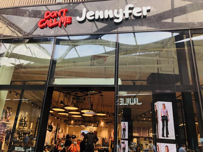 Vitrine de magasin de vêtements à l'enseigne Jennyfer