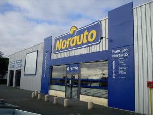 Facade d'un centre auto franchisé Norauto