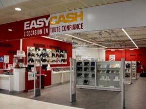Intérieur de magasin d'achat-vente à l'enseigne Easy Cash