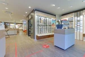 Intérieur de magasin d'optique à l'enseigne Krys