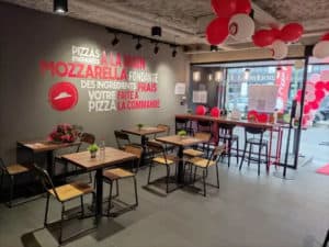Restaurant à l'enseigne de restauration rapide Pizza Hut - intérieur
