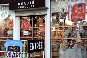 Vitrine de magasin à l'enseigne Réauté Chocolat