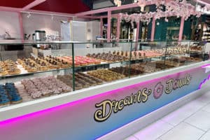Vitrine de produits de l'enseigne Dreams Donuts
