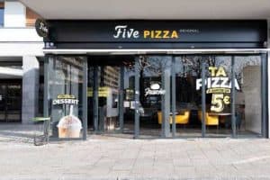 Vitrine de restaurant à l'enseigne Five Pizza Original
