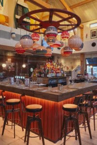 Intérieur de restaurant Léon au concept Seafood & Cocktails