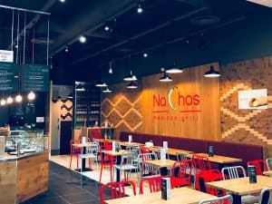 Restaurant à l'enseigne de restauration rapide mexicaine Nachos