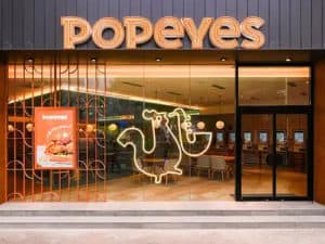 Vitrine de restaurant à l'enseigne Popeyes