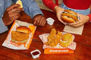 Dégustation de produits de l'enseigne de restauration rapide Popeyes