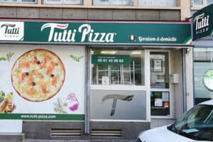 Devanture de restaurant à l'enseigne Tutti Pizza à Toulouse