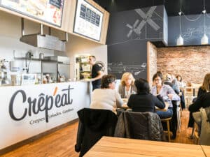 Comptoir et salle de restaurant à l'enseigne Crép'eat