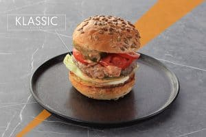 Burger de la franchise de restauration Pépé Le Roi du Poulet