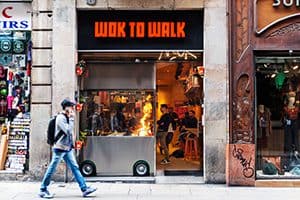 Restaurant à l'enseigne Wok to Walk, développée en franchise
