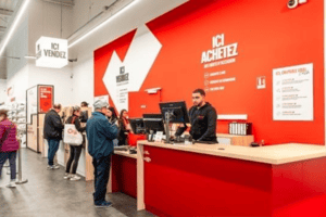 Magasin de seconde main à l'enseigne Easy Cash, comptoir achats