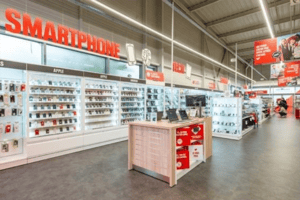 Magasin de seconde main à l'enseigne Easy Cash, rayon smartphones