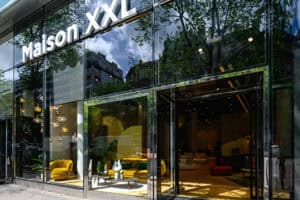 Vitrine de magasin de mobilier design à l'enseigne XXL Maison à Paris-Wagram