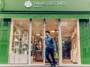 Vitrine de boutique à l'enseigne Palais des Thés