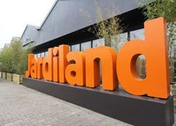 Logo Jardiland devant une jardinerie