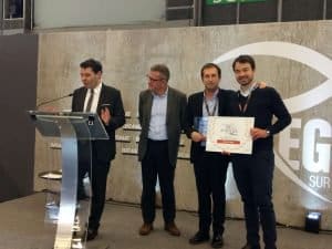 L'équipe de Repar'Stores recevant son prix.